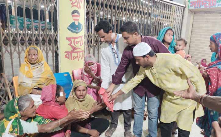 আখাউড়ায় গরিব অসহায় মানুষকে ঈদ বস্ত্র উপহার দিলেন কবির আহমেদ ভুইয়া