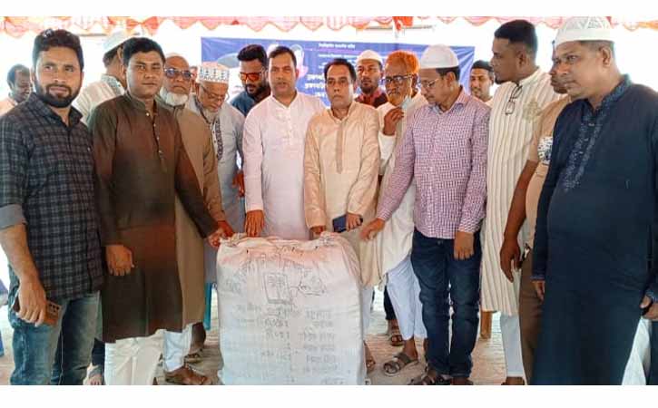 আখাউড়া-কসবায় ৪ হাজার গরিব মানুষকে ঈদের উপহার হিসাবে শাড়ী লুঙ্গি ও থ্রি-পিস দিলেন কবির আহমেদ ভুইয়া