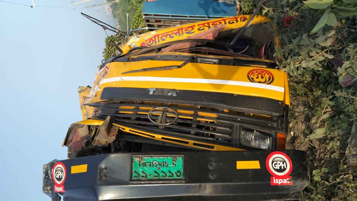 ব্রাহ্মণবাড়িয়ায় দুই ট্রাকের মুখোমুখি সংঘর্ষে চালক নিহত
