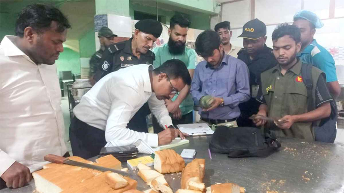 ব্রাহ্মণবাড়িয়ায় অস্বাস্থ্যকর পরিবেশে মিষ্টি তৈরির দায়ে হ্যালো বেকারিকে জরিমানা
