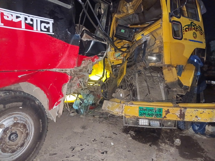 ব্রাহ্মণবাড়িয়ায় বাস-ট্রাকের মুখোমুখি সংঘর্ষে দুইজন নিহত