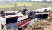 ব্রাহ্মণবাড়িয়ায় যাত্রীবাহী বাস খাদে