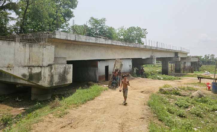 আখাউড়ায় ১৯ কোটি টাকার আড়াই বছর মেয়াদী ব্রিজের কাজ পাঁচ বছরেও শেষ হয়নি