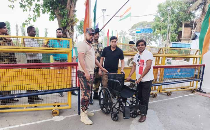 আখাউড়া ইমিগ্রেশনে হুইল চেয়ার দিলেন ত্রিপুরাস্থ বাংলাদেশ হাইকমিশনার