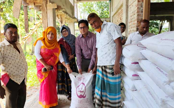 আখাউড়ায় বন্যায় ক্ষতিগ্রস্থ ৩৫ জন চাষীর মধ্যে মৎস্য খাদ্য বিতরণ