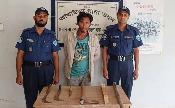 আখাউড়ায় দেশীয় অস্ত্রসহ ডাকাত গ্রেপ্তার