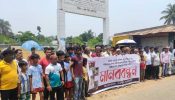 আদালতে জামিন না পেয়ে ভেঙে দিলেন বাদীর  হাত -পা, বিচারের দাবিতে গ্রামবাসির মানববন্ধন