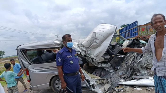 ব্রাহ্মণবাড়িয়ায় ট্রাক ও মাইক্রোবাস সংঘর্ষে নিহত ১