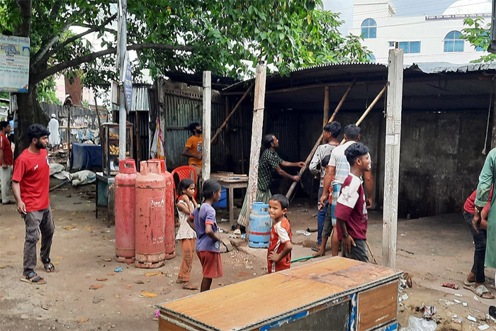 ব্রাহ্মণবাড়িয়ায় শতাধিক অবৈধ স্থাপনা উচ্ছেদ