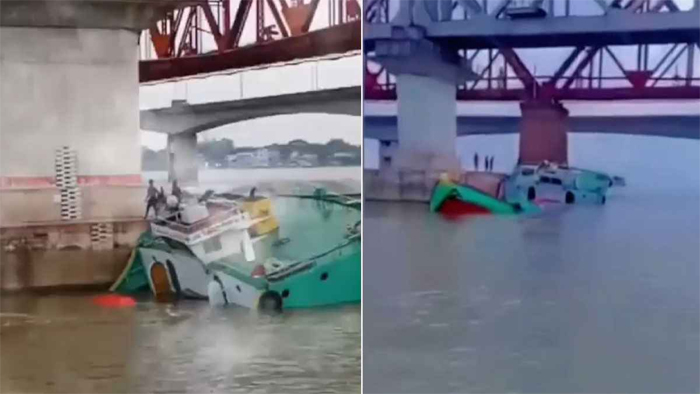ব্রাহ্মণবাড়িয়ার আশুগঞ্জে রেল সেতুতে ধাক্কা লেগে তলিয়ে গেছে পণ্যবাহী বাল্কহেড