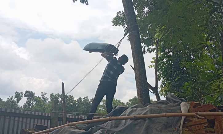 আখাউড়ায় এক মাদক ব্যবসায়ির বাড়ি থেকে সিসি ক্যামেরা অপসারণ