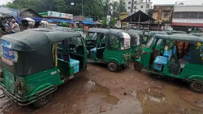ব্রাহ্মণবাড়িয়ায় দ্বিতীয় দিনের মতো অব্যাহত সিএনজি অটোরিক্সা শ্রমিকদের ধর্মঘট