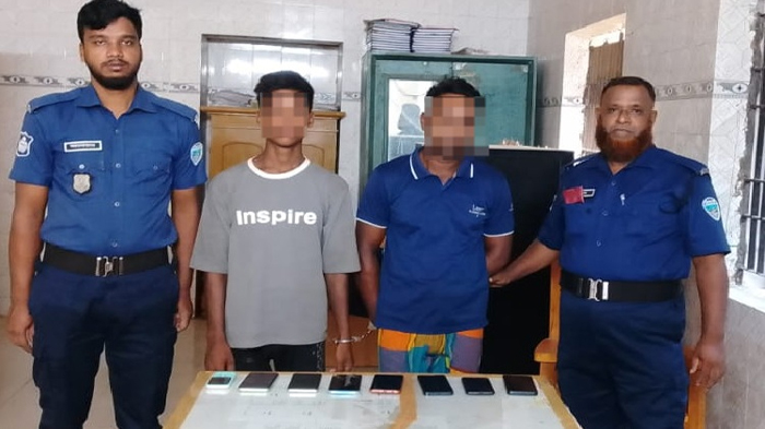 ব্রাহ্মণবাড়িয়ায় চোরাইকৃত ৮ টি মোবাইল ফোনসহ দুই আসামি গ্রেফতার