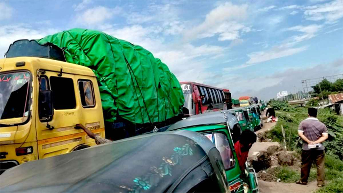 ব্রাহ্মণবাড়িয়ায় ট্রাক গর্তে আটকে ২০ কিলোমিটার যানজট