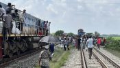 আখাউড়ায় রেলক্রসিং বন্ধের প্রতিবাদে ট্রেন থামিয়ে স্থানীয়দের বিক্ষোভ