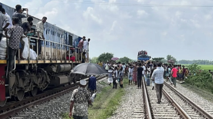 আখাউড়ায় রেলক্রসিং বন্ধের প্রতিবাদে ট্রেন থামিয়ে স্থানীয়দের বিক্ষোভ
