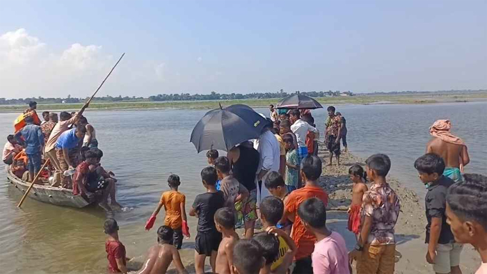 ব্রাহ্মণবাড়িয়ায় স্রোতে ভেসে বাবা নিখোঁজ