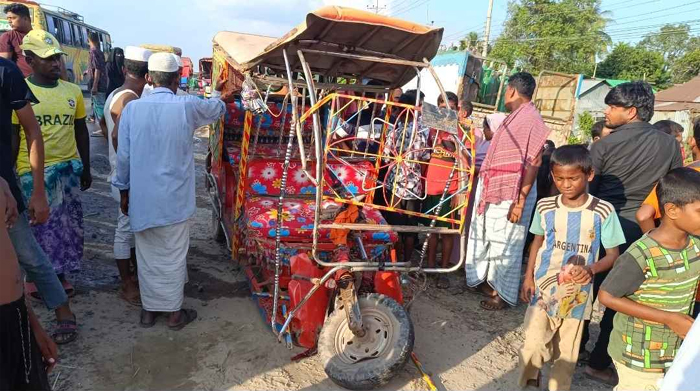ব্রাহ্মণবাড়িয়ায় পিকআপভ্যান চাপায় তিনজন নিহত