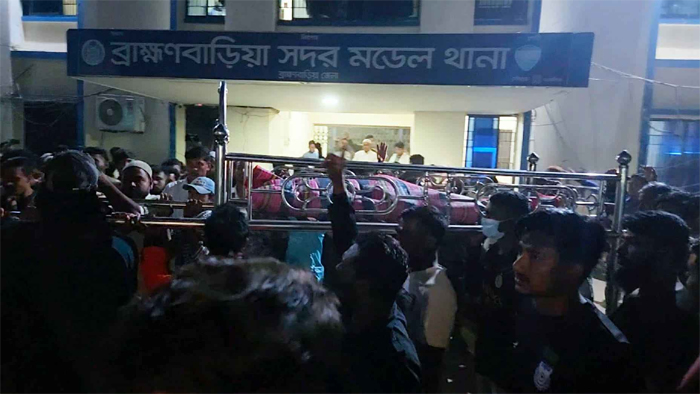 ব্রাহ্মণবাড়িয়ায় গুলিতে নিহতের মরদেহ নিয়ে থানা ঘেরাও