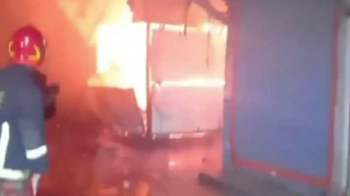 ব্রাহ্মণবাড়িয়ার মেড্ডা বাজারে আগুনে ১১ দোকান ভস্মিভূত