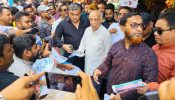 মা-বাবার কবর জিয়ারত করে নির্বাচনী প্রচারণা শুরু মুশফিকুর রহমানের