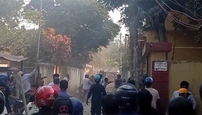 ব্রাহ্মণবাড়িয়ায় ফলের দোকানে অটোরিকশার ধাক্কা, দুইদল গ্রামবাসীর সংঘর্ষে আহত ২০