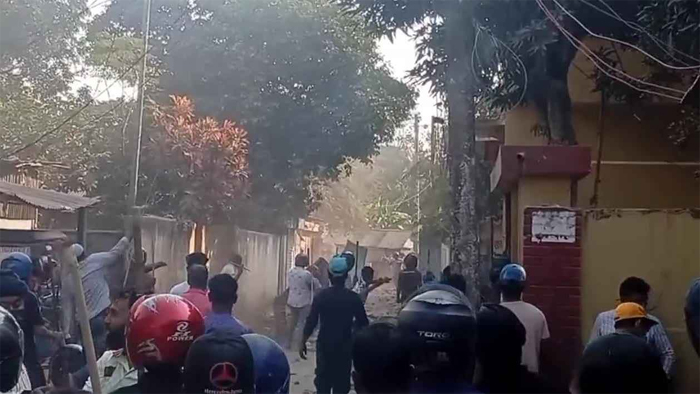 ব্রাহ্মণবাড়িয়ায় ফলের দোকানে অটোরিকশার ধাক্কা, দুইদল গ্রামবাসীর সংঘর্ষে আহত ২০