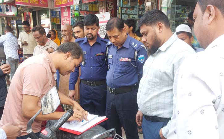 আখাউড়ায় ভ্রাম্যমাণ আদালতে ৫ ব্যবসায়িকে জরিমানা