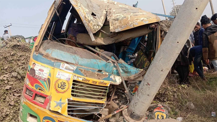 ব্রাহ্মণবাড়িয়ায় সরাইলে বাস খাদে পড়ে ২০জন আহত