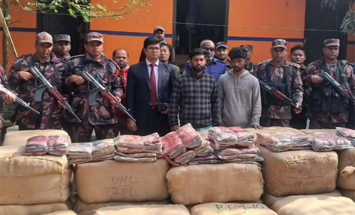 ব্রাহ্মণবাড়িয়ায় দেড় কোটি টাকার ভারতীয় শাড়িসহ দুই ভাই গ্রেফতার