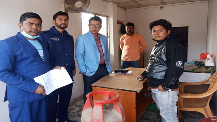 ব্রাহ্মণবাড়িয়ায় অতিরিক্ত দামে গ্যাস বিক্রির অভিযোগে দুই ব্যবসায়িকে জরিমানা