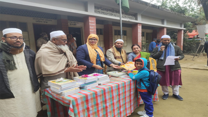 বছরের প্রথম দিনে অনাড়ম্বরভাবে আখাউড়ায় নতুন বই বিতরণ