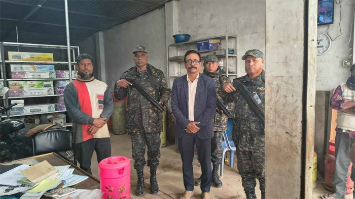 ব্রাহ্মণবাড়িয়ায় বেশি দামে গ্যাস সিলিন্ডার বিক্রির দায়ে ডিলারকে জরিমানা