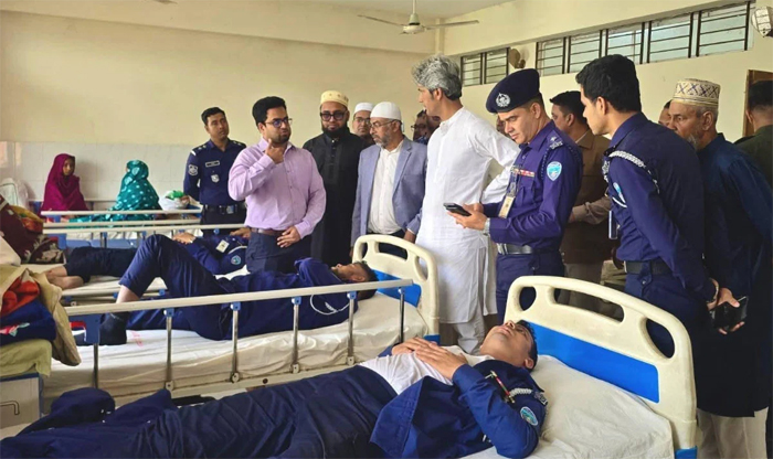 ব্রাহ্মণবাড়িয়ায় পুলিশের গাড়ি উল্টে সাতজন আহত