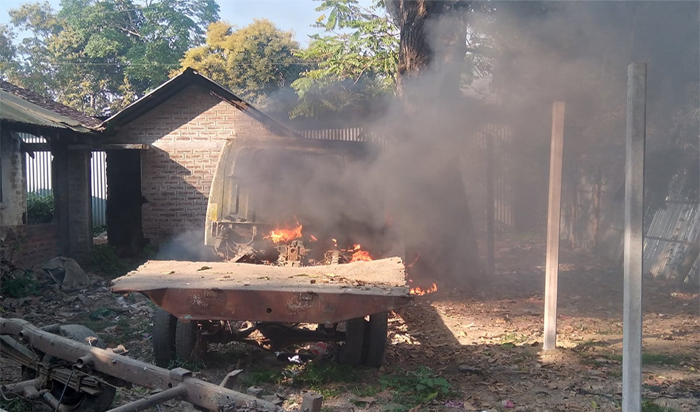 আখাউড়া পরিত্যক্ত গাড়িতে আগুন