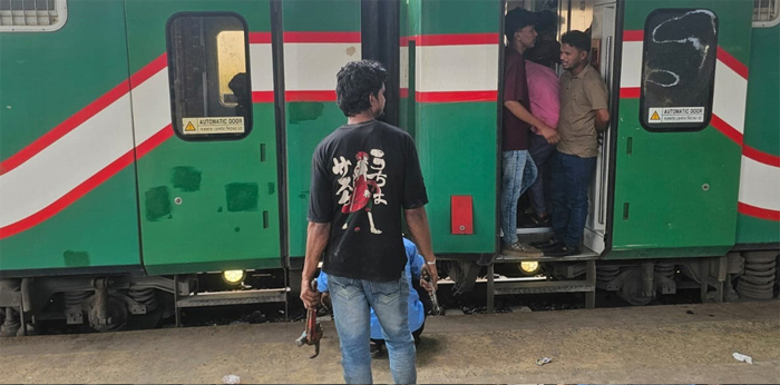 চলন্ত ট্রেন থেকে কনডেন্সার কয়েল চুরি, দেড় ঘণ্টা বিলম্বে মহানগর প্রভাতী