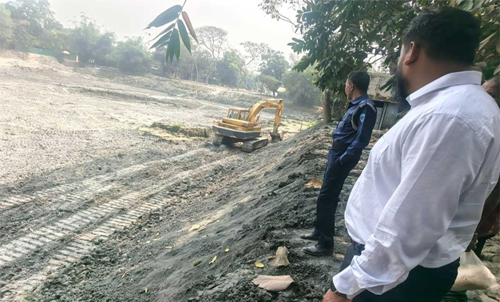 আখাউড়ায় অবৈধভাবে মাটি কাটায় দু’জনের কারাদণ্ড, ড্রেজার মেশিন ধ্বংস