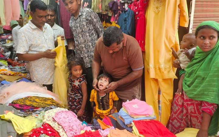 আখাউড়ায় পথশিশুরা পেল নিজের পছন্দমত ঈদের নতুন কাপড়