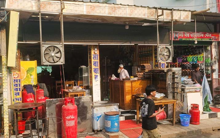 আখাউড়ায় মা-বাবার দোয়া হোটেল ও রেস্তোরায় পচা মাংস বিক্রির অভিযোগ