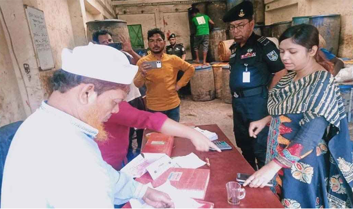 ব্রাহ্মণবাড়িয়ায় ভোজ্য তেল মজুদ ও অতিরিক্ত দামে বিক্রি: ৩ দোকানিকে ৭০ হাজার টাকা জরিমানা