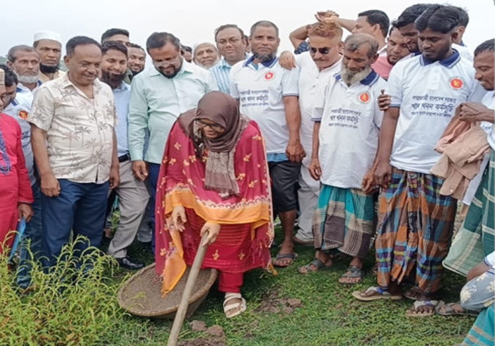 আখাউড়ায় প্রধানমন্ত্রীর খাল খনন কর্মসূচি শুরু