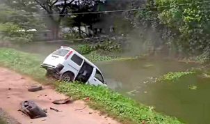 ব্রাহ্মণবাড়িয়ায় ট্রেনের ধাক্কায় খাদে মাইক্রোবাস, অল্পের জন্য রক্ষা