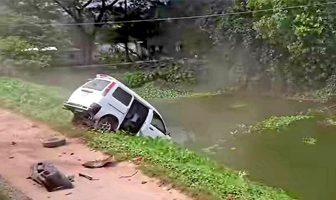 ব্রাহ্মণবাড়িয়ায় ট্রেনের ধাক্কায় খাদে মাইক্রোবাস, অল্পের জন্য রক্ষা