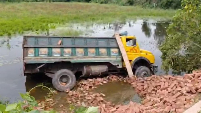 ব্রাহ্মণবাড়িয়ায় ট্রাক খাদে পড়ে দুই শ্রমিক নিহত