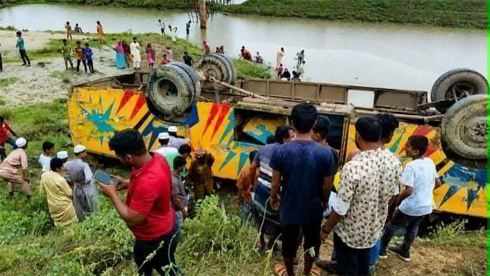 ব্রাহ্মণবাড়িয়ায় বাস খাদে পড়ে নিহত ৪, আহত অন্তত ১০