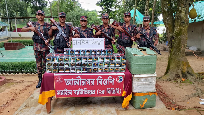 ব্রাহ্মণবাড়িয়ায় দেড় কোটি টাকার ভারতীয় মোবাইল ফোনের ডিসপ্লে জব্দ