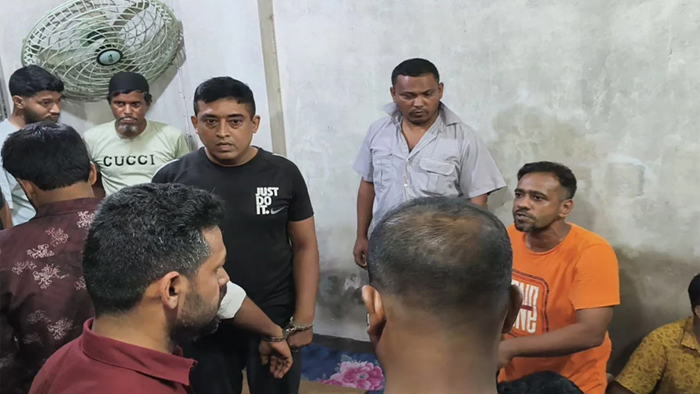 ব্রাহ্মণবাড়িয়ায় অনলাইন জুয়ার আসর থেকে আটজন আটক