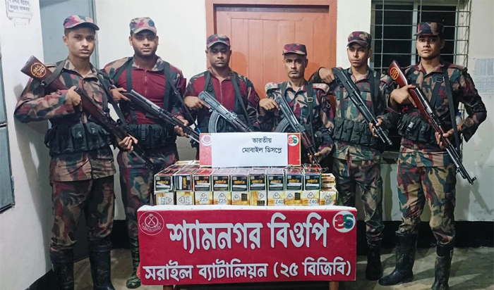 ব্রাহ্মণবাড়িয়ায় ৬৬ লাখ টাকার মোবাইল ডিসপ্লে-শাড়ি জব্দ