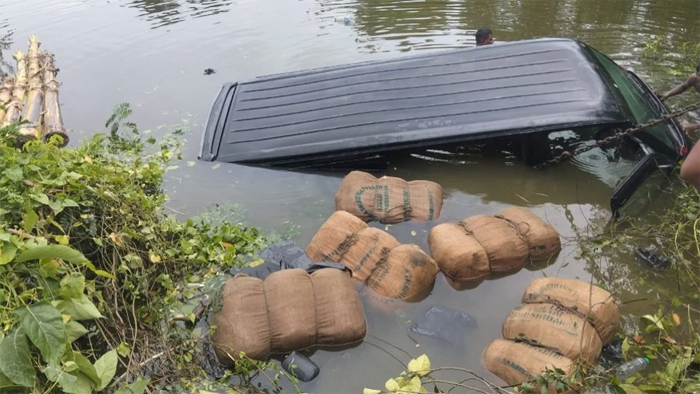 ব্রাহ্মণবাড়িয়ায় মাদকবাহী গাড়ি খাদে, ২৫২ কেজি গাঁজা উদ্ধার