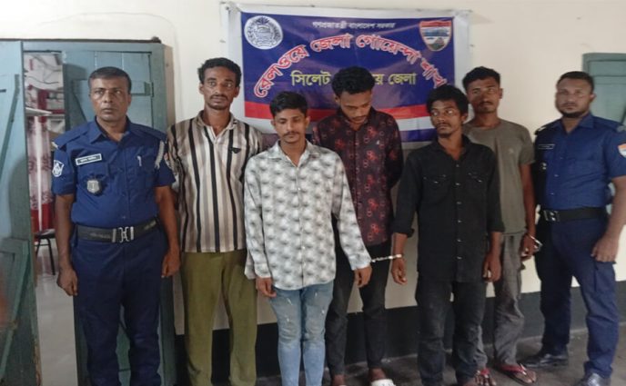 আখাউড়ায় প্রকাশ্যে গাঁজা সেবন, ৫ জনের বিভিন্ন মেয়াদে সাজা